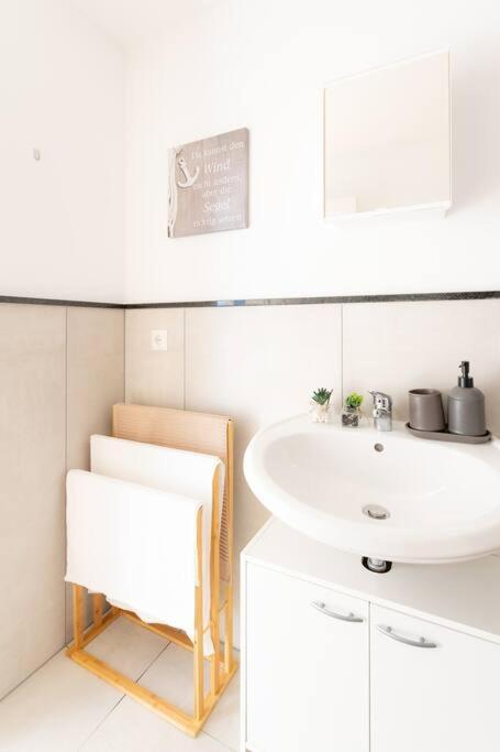 - Sea Apartment Duisburg Center & Parking Spaces & Kingsize Bett - Central Station Hbf - Luaran gambar